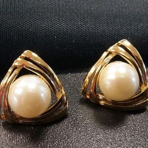 Richelieu Vintage Faux Pearl Earrings Triangle/Knot Studded